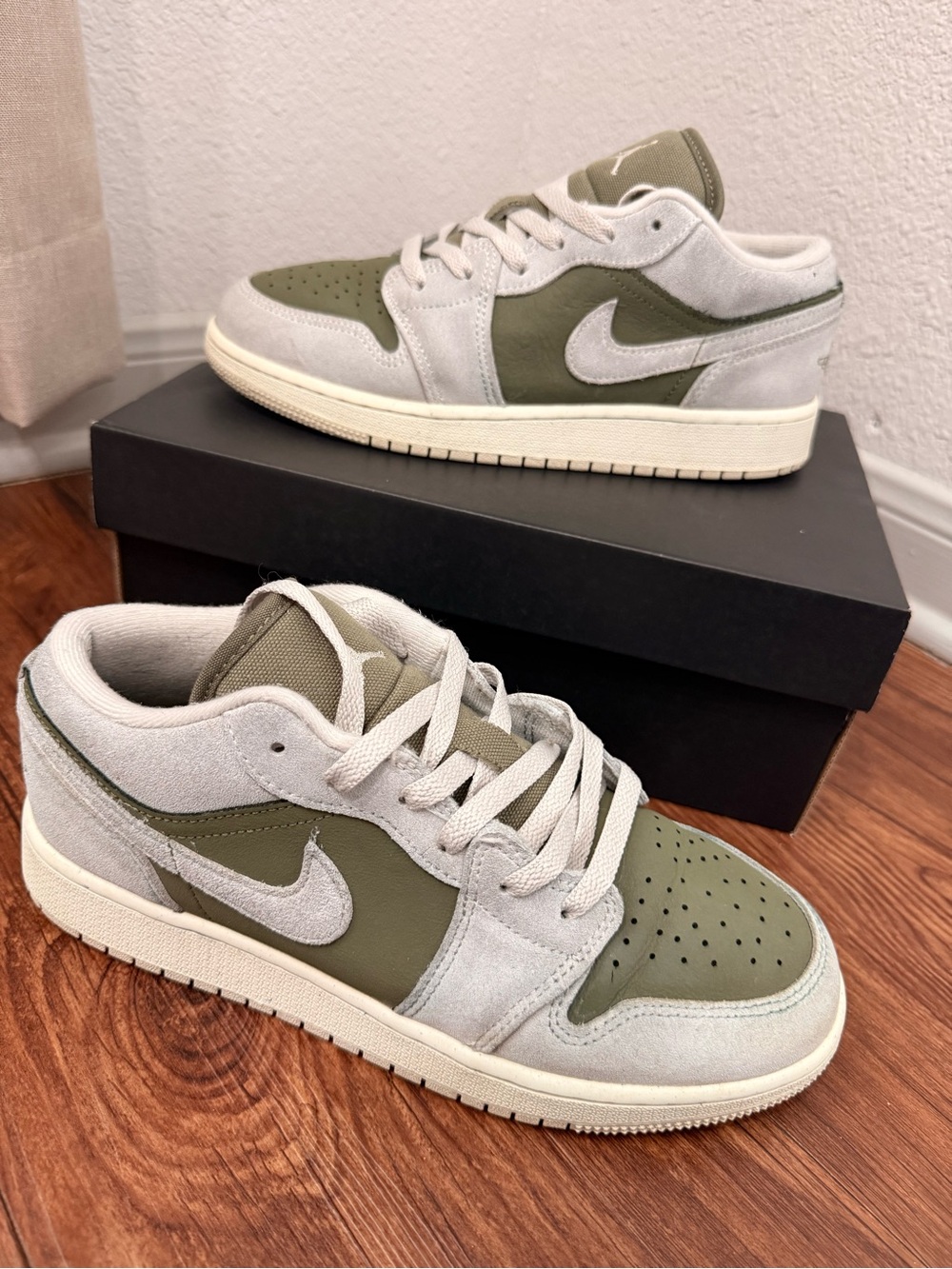 Jordan Kids Low-Top Sneakers in Olive Green and Light Gray